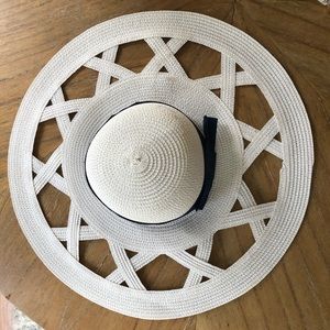 Cross-cross detail cut-out floppy hat with ribbon trim
